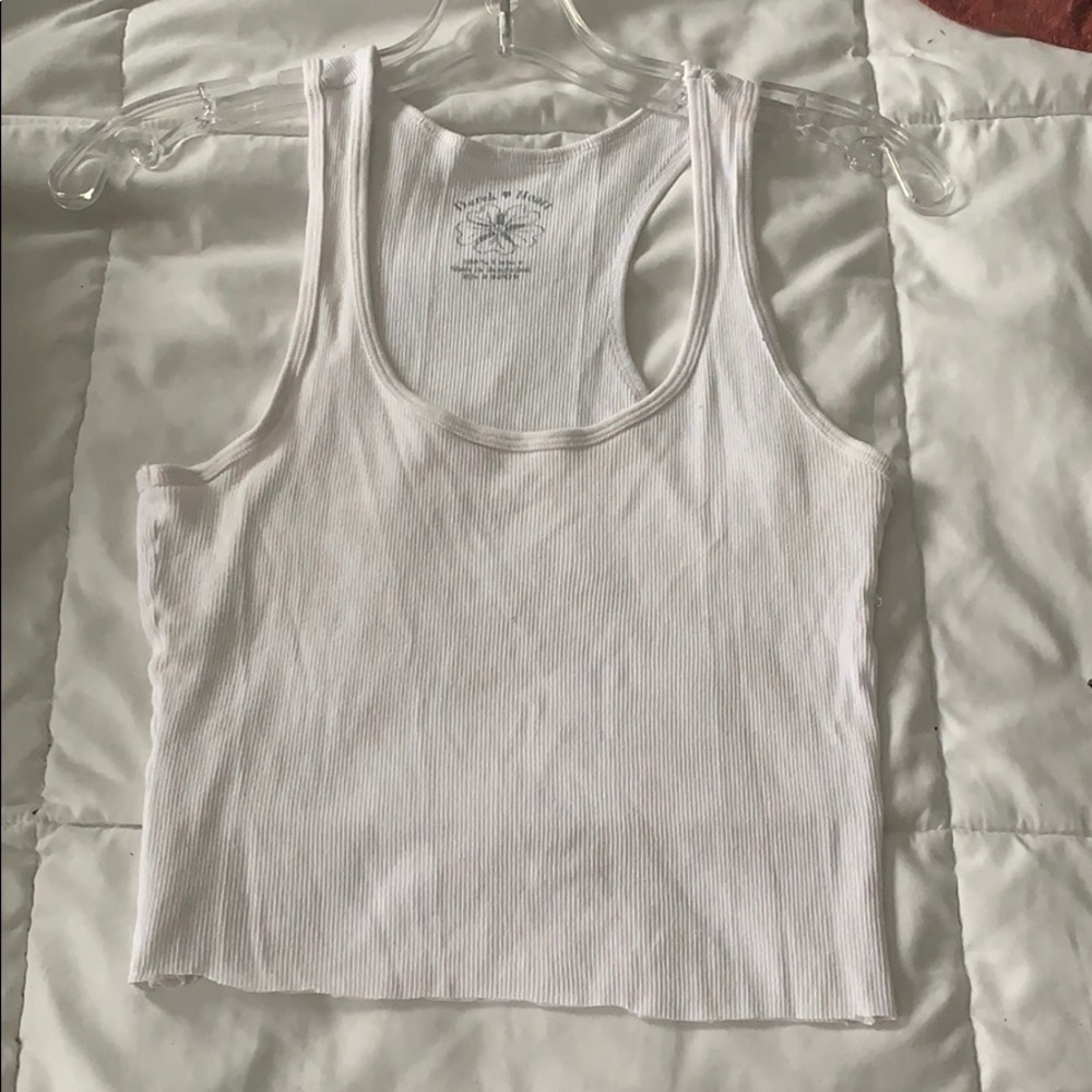 white crop tank muscle style 💪🤍